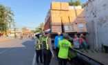 Humanis! Polwan Satlantas Polresta Sumenep Sapa Sopir Truk, Ingatkan Bahaya Muatan Overload