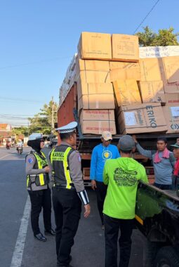 Humanis! Polwan Satlantas Polresta Sumenep Sapa Sopir Truk, Ingatkan Bahaya Muatan Overload