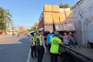 Humanis! Polwan Satlantas Polresta Sumenep Sapa Sopir Truk, Ingatkan Bahaya Muatan Overload