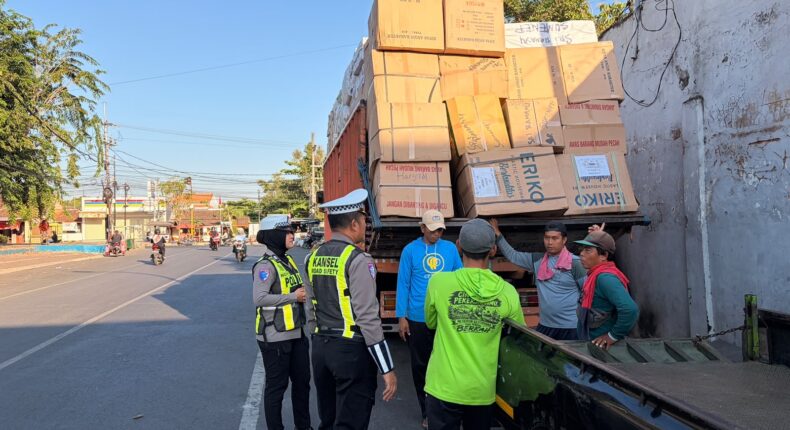 Humanis! Polwan Satlantas Polresta Sumenep Sapa Sopir Truk, Ingatkan Bahaya Muatan Overload