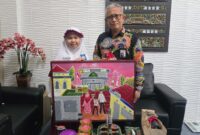 Bakat Istimewa Siswi SDIT Al Hidayah, Lukisan Gedung BPRS Sumekar Tuai Pujian Dirut