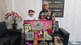 Bakat Istimewa Siswi SDIT Al Hidayah, Lukisan Gedung BPRS Sumekar Tuai Pujian Dirut