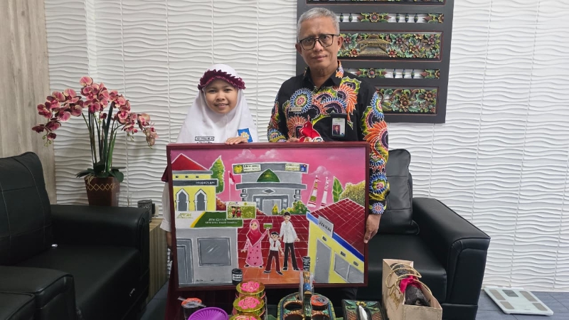 Bakat Istimewa Siswi SDIT Al Hidayah, Lukisan Gedung BPRS Sumekar Tuai Pujian Dirut