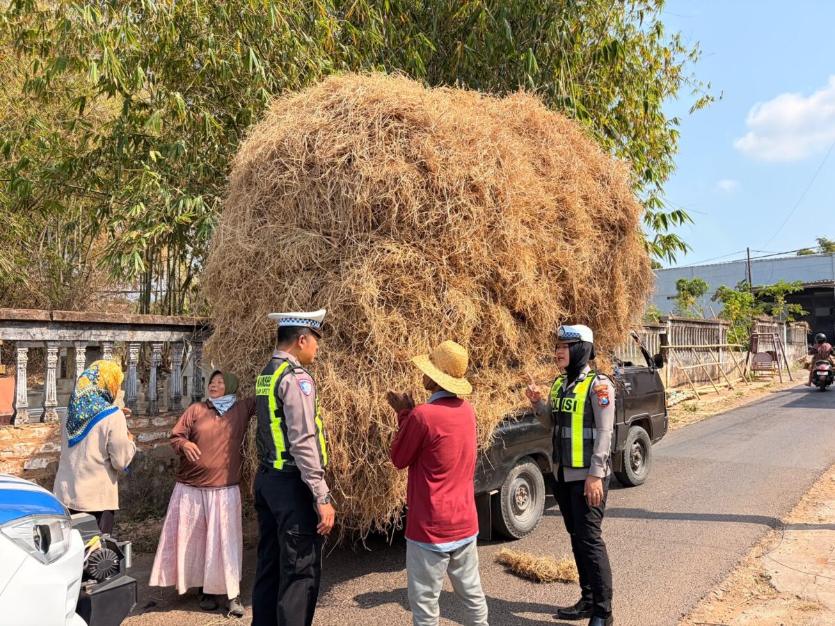 Di Bawah Komando Kompol Eko Aprianto, Polantas Sumenep Tertibkan Muatan Jerami Menggunung di Kota Sumenep