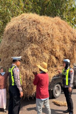Di Bawah Komando Kompol Eko Aprianto, Polantas Sumenep Tertibkan Muatan Jerami Menggunung di Kota Sumenep