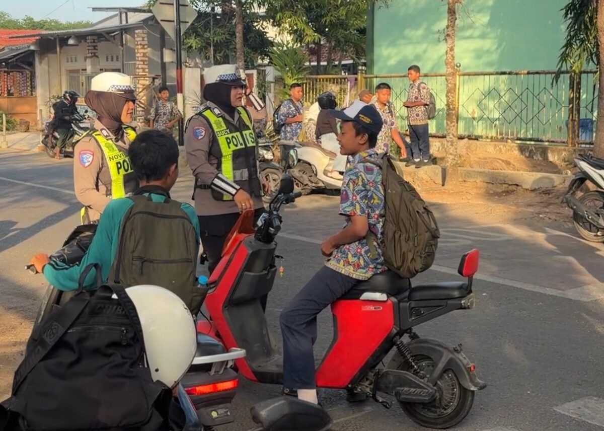 Wujudkan Kamseltibcarlantas, Kasat Lantas Polresta Sumenep Terjunkan Polwan Novi dan Suci Edukasi Pengguna Sepeda Listrik