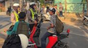 Wujudkan Kamseltibcarlantas, Kasat Lantas Polresta Sumenep Terjunkan Polwan Novi dan Suci Edukasi Pengguna Sepeda Listrik