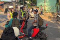 Wujudkan Kamseltibcarlantas, Kasat Lantas Polresta Sumenep Terjunkan Polwan Novi dan Suci Edukasi Pengguna Sepeda Listrik