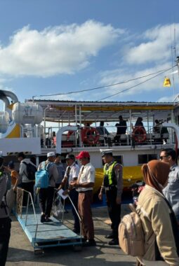 Kasat Lantas Polresta Sumenep Kompol Eko Aprianto Kawal Keberangkatan KM Dharma Kartika Demi Kamseltibcarlantas yang Kondusif