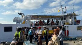 Kasat Lantas Polresta Sumenep Kompol Eko Aprianto Kawal Keberangkatan KM Dharma Kartika Demi Kamseltibcarlantas yang Kondusif