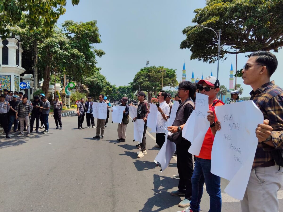 Puluhan Wartawan Geruduk Kejari Tuban, Tuntut Keterbukaan Informasi dan Perlindungan Jurnalis*