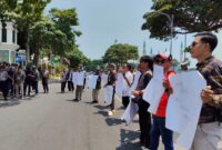 Puluhan Wartawan Geruduk Kejari Tuban, Tuntut Keterbukaan Informasi dan Perlindungan Jurnalis*
