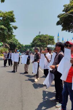 Puluhan Wartawan Geruduk Kejari Tuban, Tuntut Keterbukaan Informasi dan Perlindungan Jurnalis*