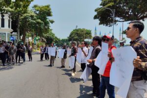 Puluhan Wartawan Geruduk Kejari Tuban, Tuntut Keterbukaan Informasi dan Perlindungan Jurnalis*