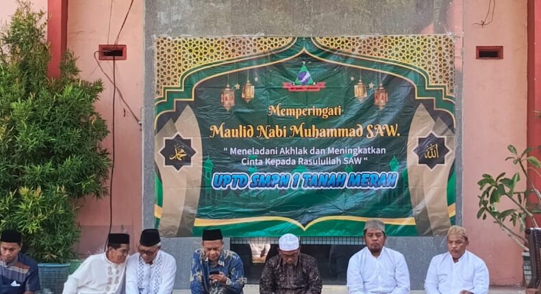 SMPN 1 Tanah Merah Peringati Maulid Nabi, Ajak Siswa Teladani Akhlak Rasulullah SAW
