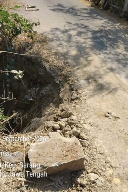 Jalan Amblas Nglojo: 1,5 Tahun Terbengkalai, warga Histeris Minta Korban Baru Digubris!