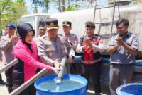 Polres Bangkalan Salurkan 48 Ribu Liter Air Bersih untuk Warga Terdampak Kekeringan