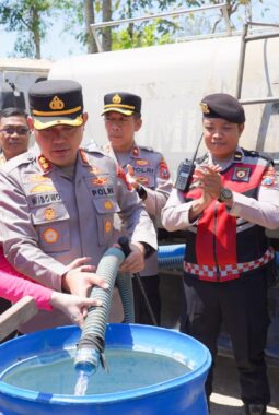 Polres Bangkalan Salurkan 48 Ribu Liter Air Bersih untuk Warga Terdampak Kekeringan