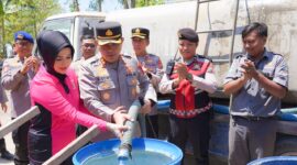 Polres Bangkalan Salurkan 48 Ribu Liter Air Bersih untuk Warga Terdampak Kekeringan