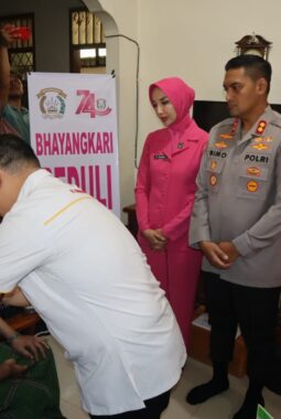 Kapolres Binjai Anjangsana dan Berikan Tali Asih kepada Personel yang Sakit Menahun