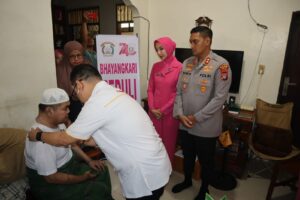 Kapolres Binjai Anjangsana dan Berikan Tali Asih kepada Personel yang Sakit Menahun