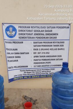 Revitalisasi SDN 162 Tanjab Barat Rp397 Juta Disorot, Warga Pertanyakan Material Kayu
