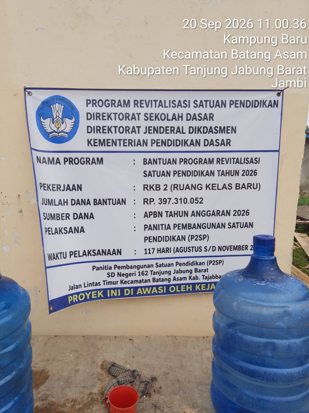 Revitalisasi SDN 162 Tanjab Barat Rp397 Juta Disorot, Warga Pertanyakan Material Kayu