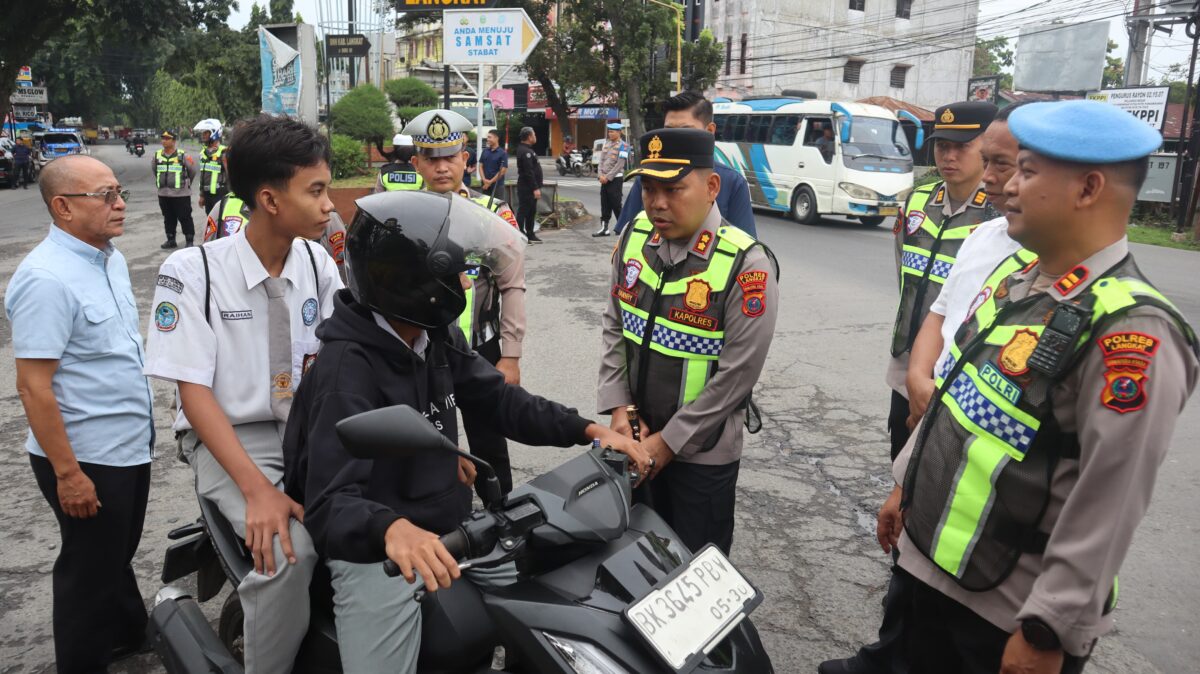 Kapolres Langkat beri bingkisan untuk pegendara yang tertib berlalu lintas