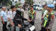Pimpin Apel Pagi, Kapolres Langkat Beri Penghargaan kepada Personel Berprestasi