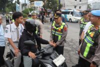Pimpin Apel Pagi, Kapolres Langkat Beri Penghargaan kepada Personel Berprestasi