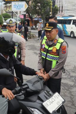 Pimpin Apel Pagi, Kapolres Langkat Beri Penghargaan kepada Personel Berprestasi