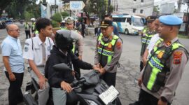 Pimpin Apel Pagi, Kapolres Langkat Beri Penghargaan kepada Personel Berprestasi