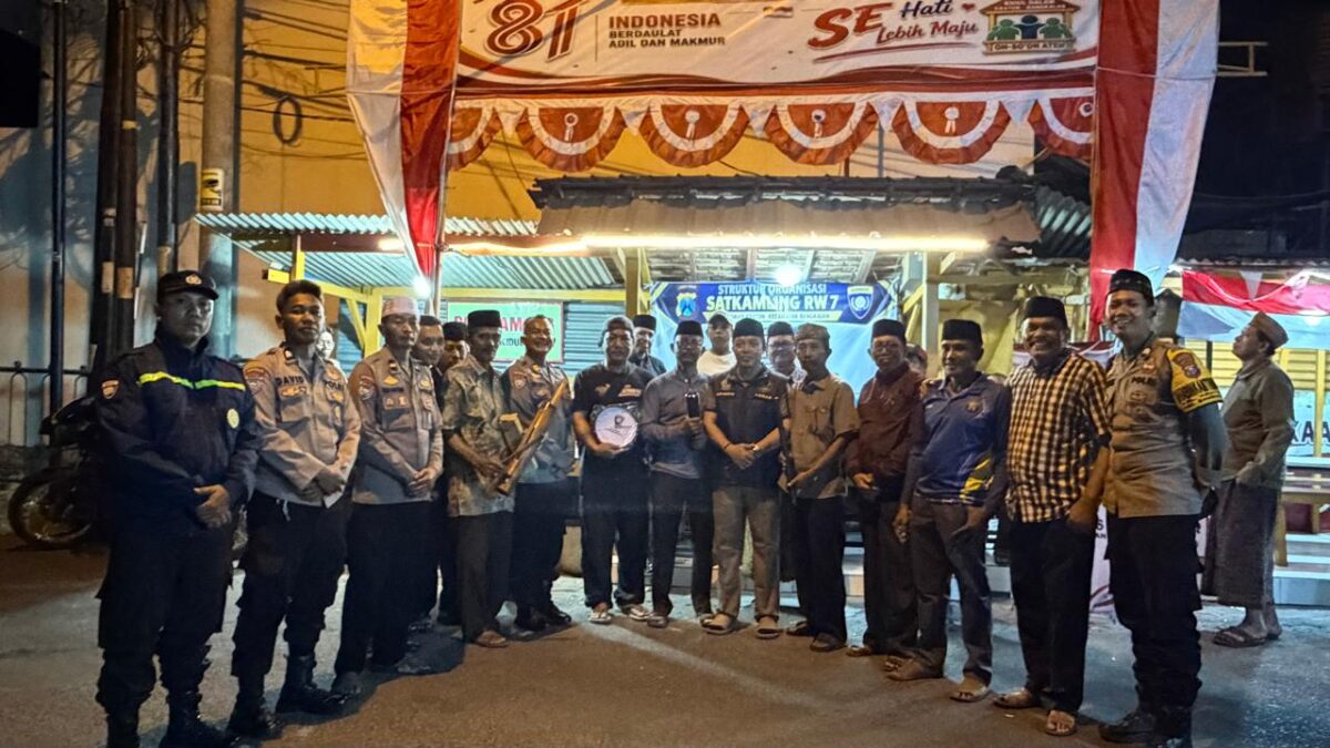 Satbinmas Polres Bangkalan Hadir Hangatkan Suasana Pos Kamling Kidul Dalam Kraton.