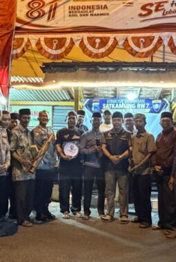 Satbinmas Polres Bangkalan Hadir Hangatkan Suasana Pos Kamling Kidul Dalam Kraton.