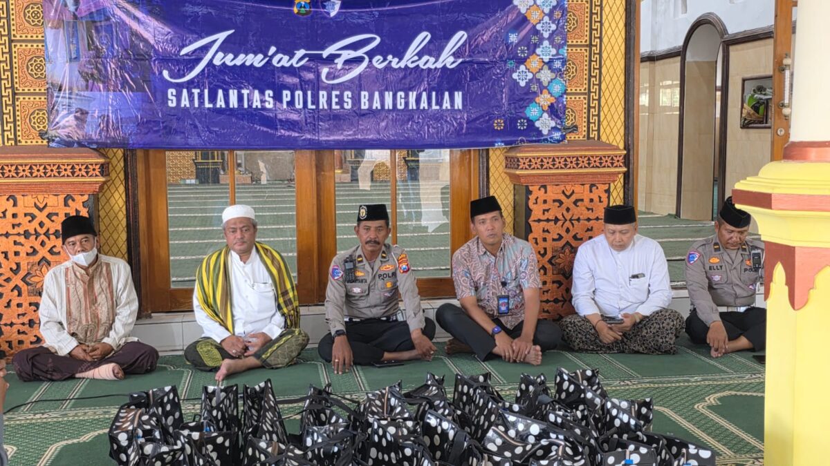 Satlantas Polres Bangkalan Hadir di Tengah Masyarakat Berbagi dan Menguatkan Kepedulian Sosial.
