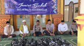 Satlantas Polres Bangkalan Hadir di Tengah Masyarakat Berbagi dan Menguatkan Kepedulian Sosial.