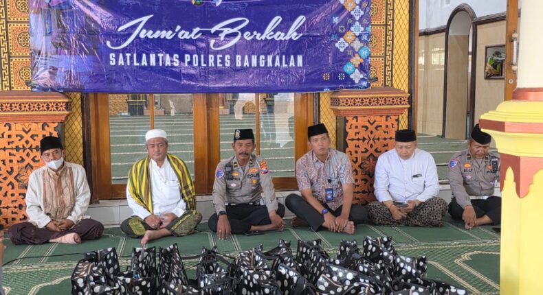 Satlantas Polres Bangkalan Hadir di Tengah Masyarakat Berbagi dan Menguatkan Kepedulian Sosial.