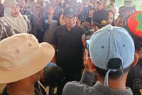 Seribuan Petani Bergerak ke Pendopo Bupati, Kasat Intel Aceh Timur Turun Redakan Massa