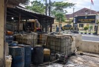Diduga Upeti Lancar, Bisnis Penimbunan Solar Subsidi Bebas Beraksi Dekat Mapolsek Tanah Merah Bangkalan