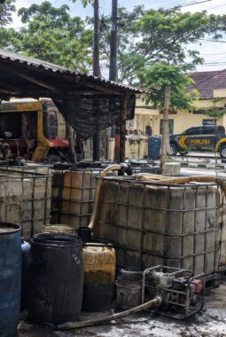 Diduga Upeti Lancar, Bisnis Penimbunan Solar Subsidi Bebas Beraksi Dekat Mapolsek Tanah Merah Bangkalan