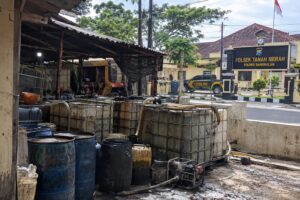 Diduga Upeti Lancar, Bisnis Penimbunan Solar Subsidi Bebas Beraksi Dekat Mapolsek Tanah Merah Bangkalan