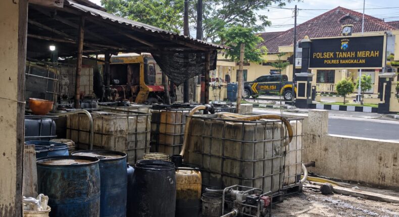 Diduga Upeti Lancar, Bisnis Penimbunan Solar Subsidi Bebas Beraksi Dekat Mapolsek Tanah Merah Bangkalan
