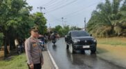Banjir Rendam Jalan Sumor bor-Tanjung Selamat, Polsek Padang Tualang Sigap Atur Lalu Lintas