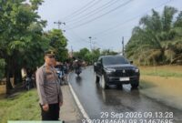Banjir Rendam Jalan Sumor bor-Tanjung Selamat, Polsek Padang Tualang Sigap Atur Lalu Lintas