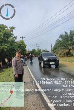 Banjir Rendam Jalan Sumor bor-Tanjung Selamat, Polsek Padang Tualang Sigap Atur Lalu Lintas