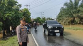 Banjir Rendam Jalan Sumor bor-Tanjung Selamat, Polsek Padang Tualang Sigap Atur Lalu Lintas