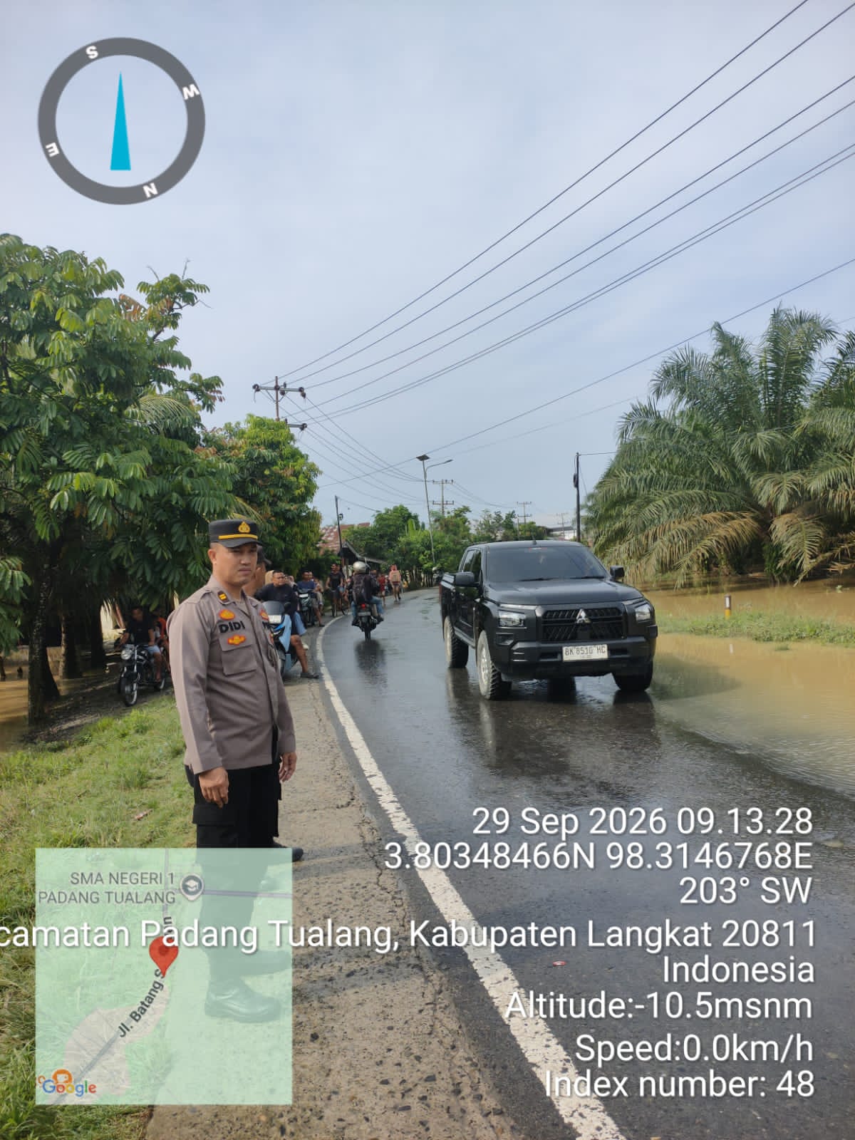 Banjir Rendam Jalan Sumor bor-Tanjung Selamat, Polsek Padang Tualang Sigap Atur Lalu Lintas