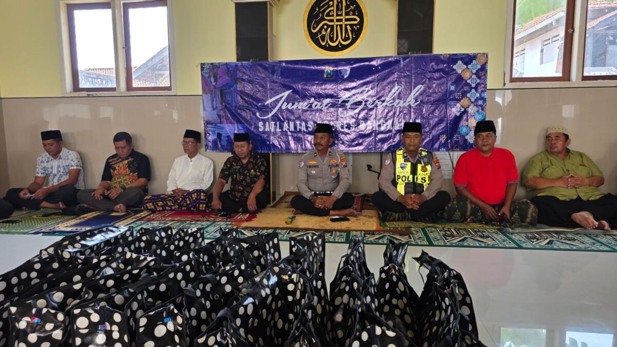 Satlantas Bangkalan Perkuat Kedekatan dengan Warga Lewat Jumat Berkah