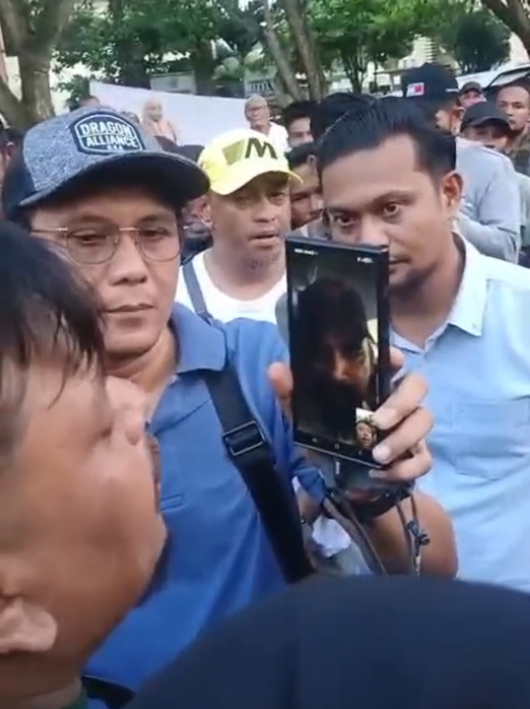 Kasat Reskrim Fasilitasi Video Call, Ribuan Petani Aceh Timur Reda Usai Bupati Janji Bertemu