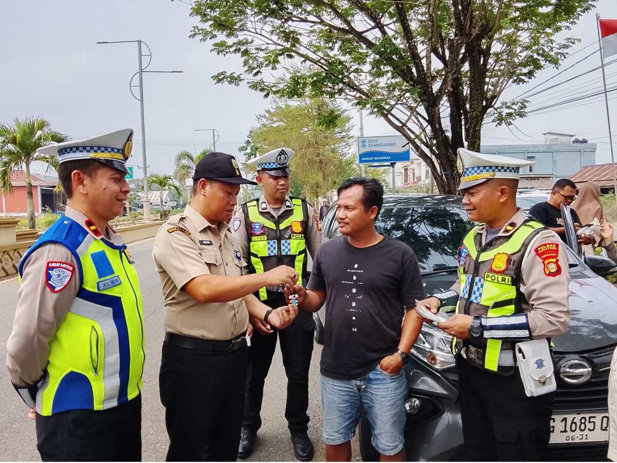 Samsat Menyapa di Muratara, Pengendara Diberi Masker dan Jas Hujan, Kesadaran Pajak Capai 60 Persen